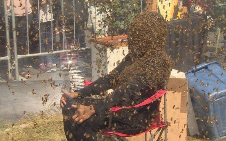 Ο άνθρωπος που δεν φοβάται τις μέλισσες και το έδειξε καταρρίπτοντας ένα ρεκόρ (βίντεο)